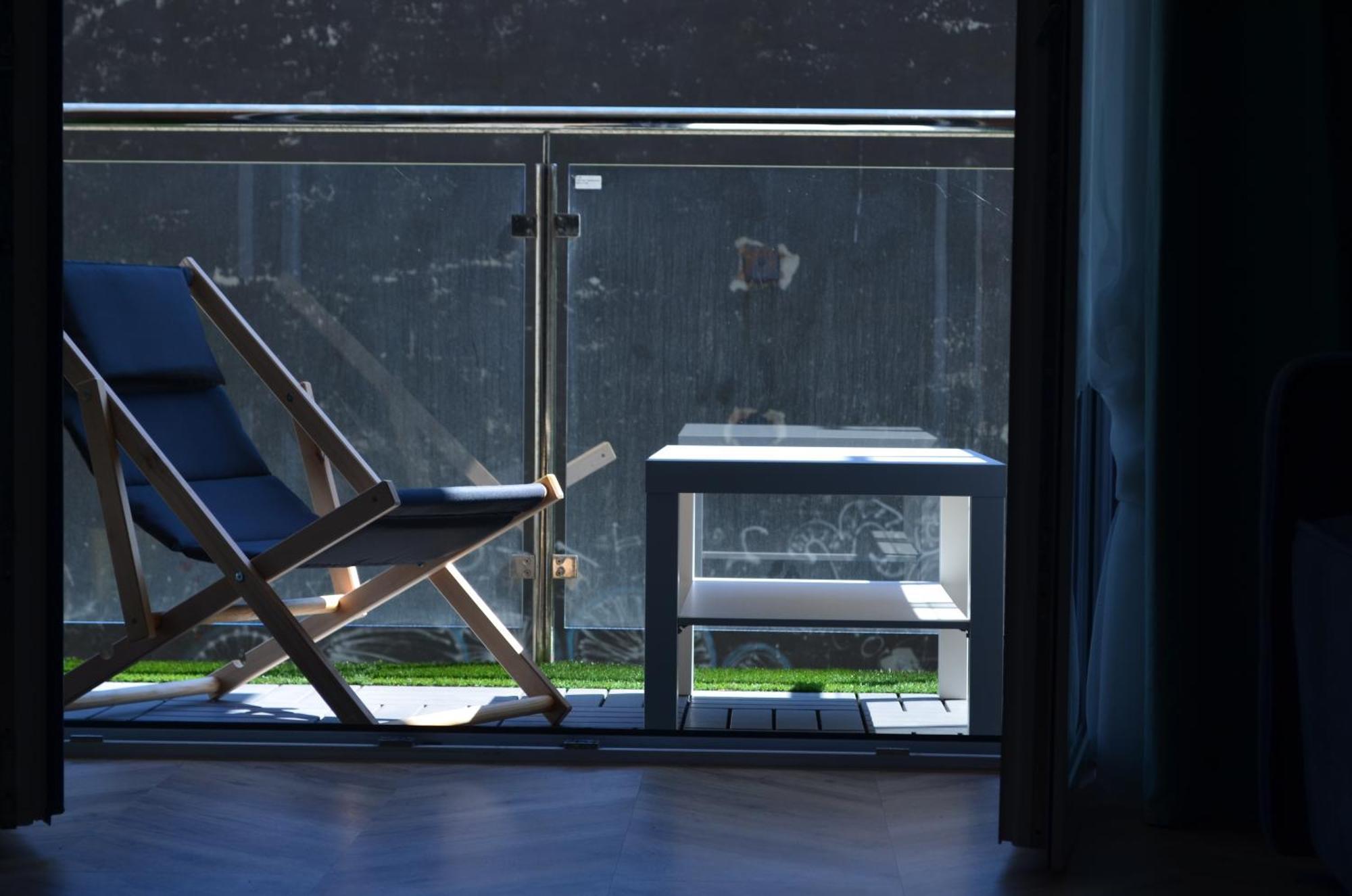 - Free Parking - Easy Check-in Apartment